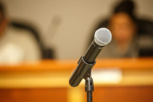 Saint-Constant forcée d’enregistrer ses séances pour accommoder un citoyen banni