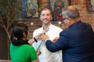 Une collecte de vêtements professionnels aide des gens dans le besoin à intégrer le marché du travail