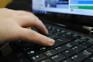 Propos «douteux» sur la COVID-19: le système d’éducation en cause ?