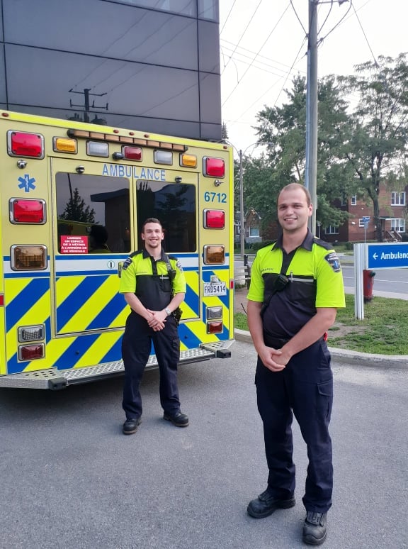 Deux bébés expéditifs aidés par les paramédics