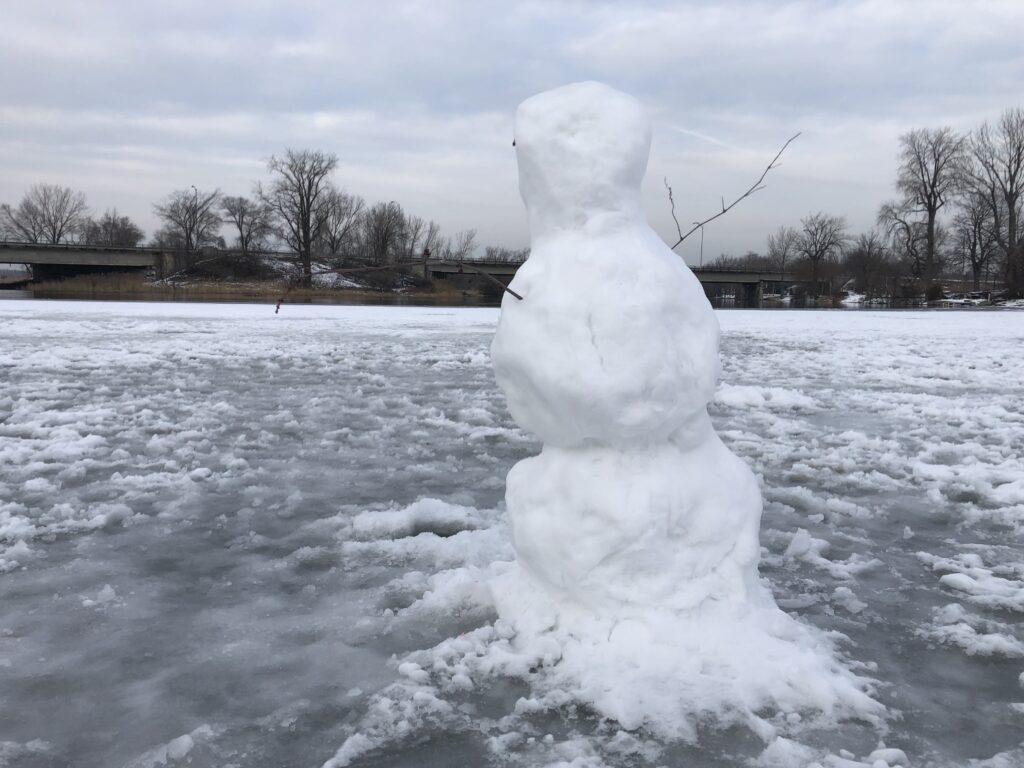 Neige à « bonhomme » et température au-dessus de la normale