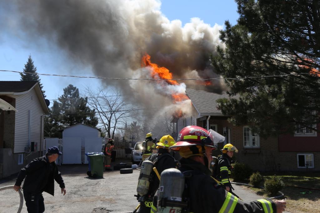 Maison unifamiliale en flammes à Saint-Constant