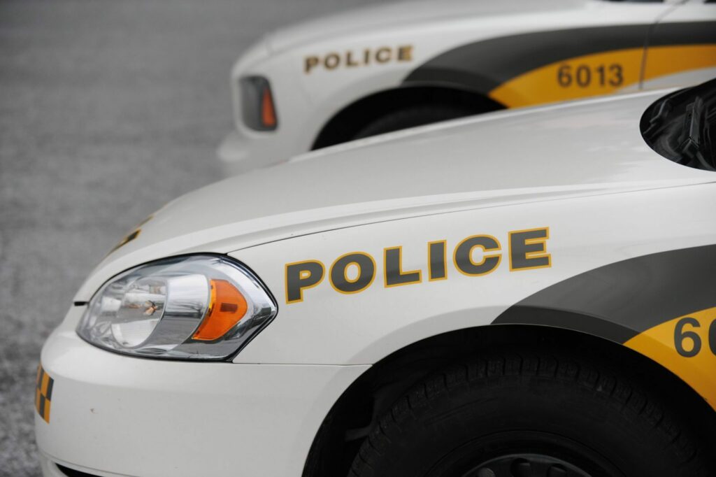 Deux enfants laissés seuls dans une voiture à 35 degrés