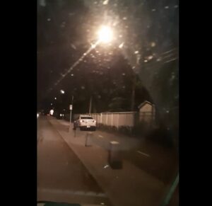 Une voiture de la police de Roussillon circule sur la piste cyclable