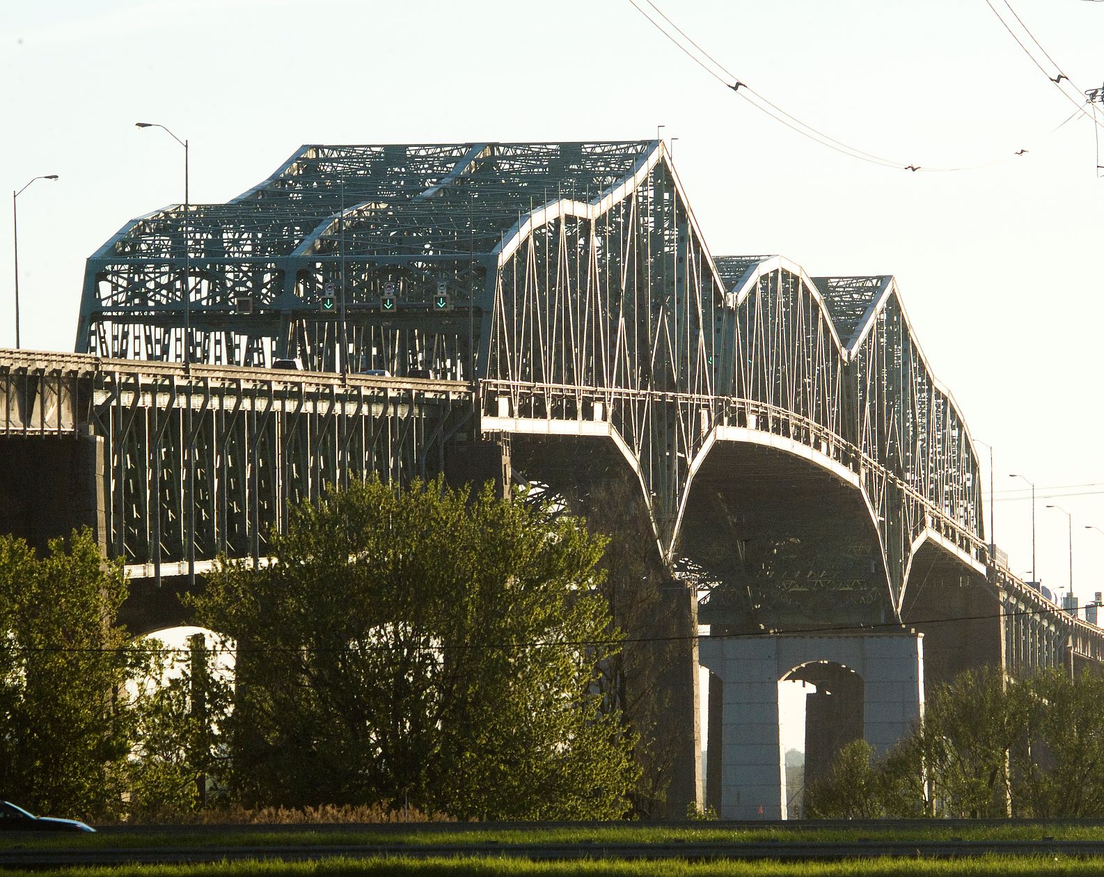 Pont Champlain : déconstruction de la troisième travée au-dessus du fleuve