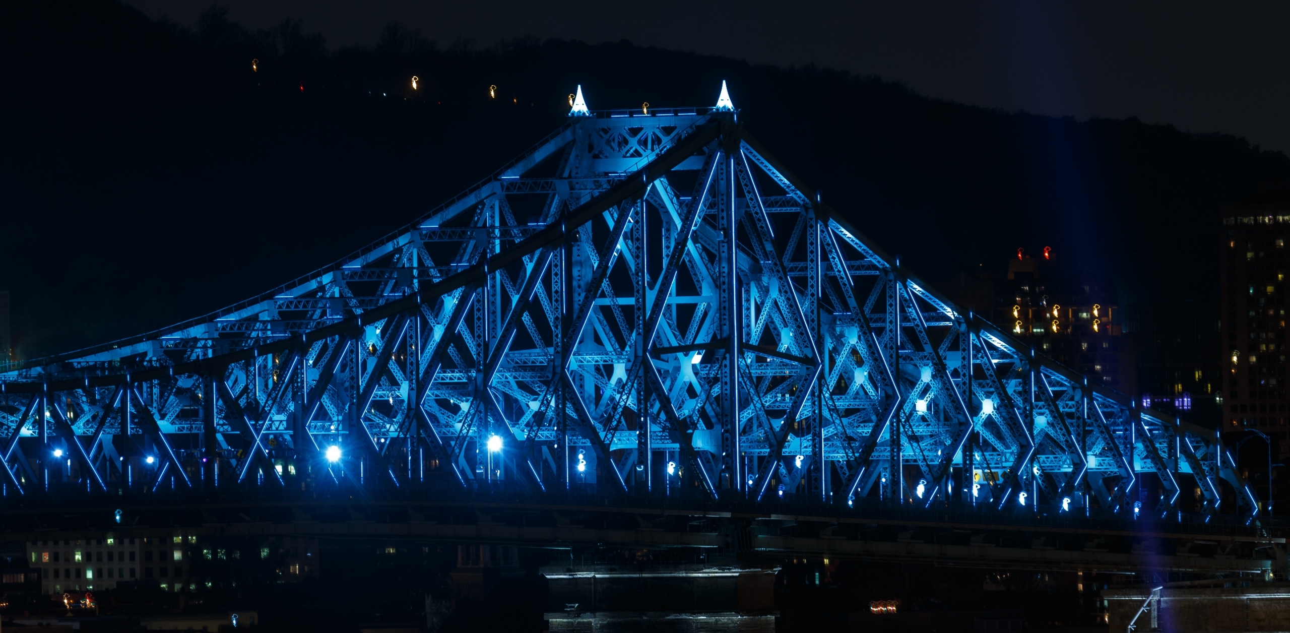 Le pont Jacques-Cartier a repris ses couleurs