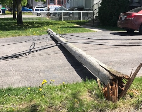 Un camion arrache des fils électriques à Sainte-Catherine