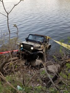 Une Jeep se retrouve dans la Voie maritime après une collision avec une niveleuse