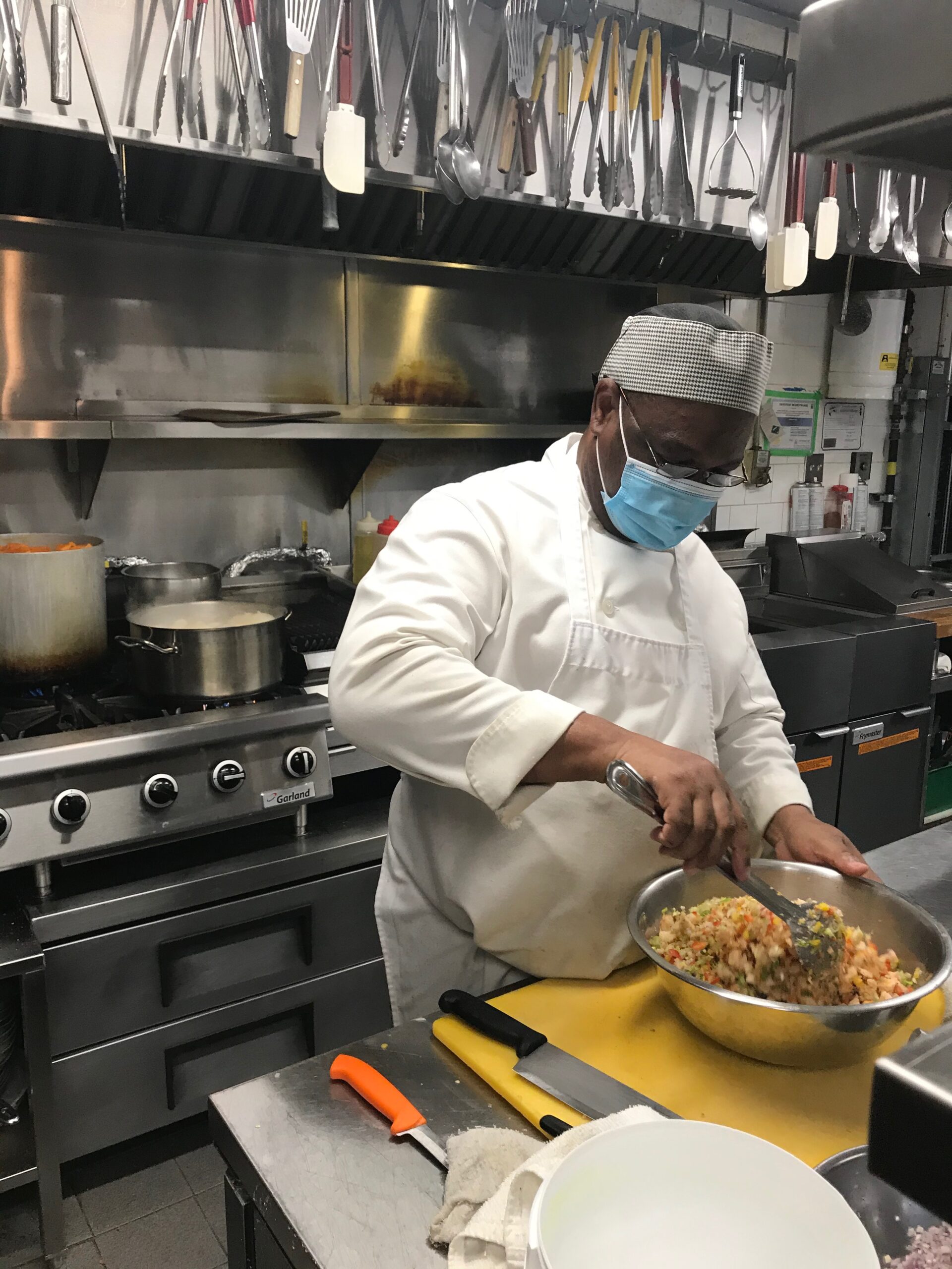 Chauds les masques dans les cuisines des restaurants