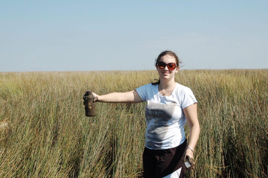 Les deux mains dans la boue pour la science