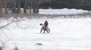 Un adepte du motocross attire l’attention en roulant sur la glace du fleuve à La Prairie