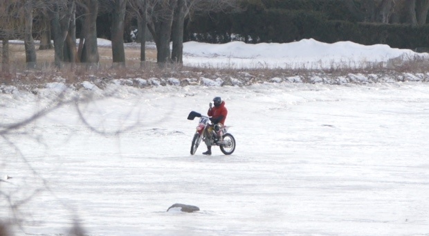 Un adepte du motocross attire l’attention en roulant sur la glace du fleuve à La Prairie