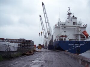 Une zone industrialo-portuaire à Sainte-Catherine