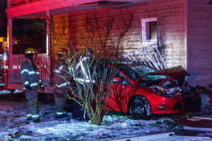Une voiture termine sa course dans le balcon d’une maison