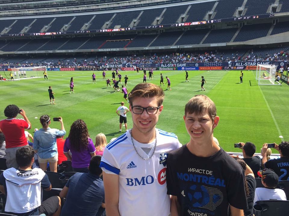 Un joueur de Delson rencontre les étoiles du soccer