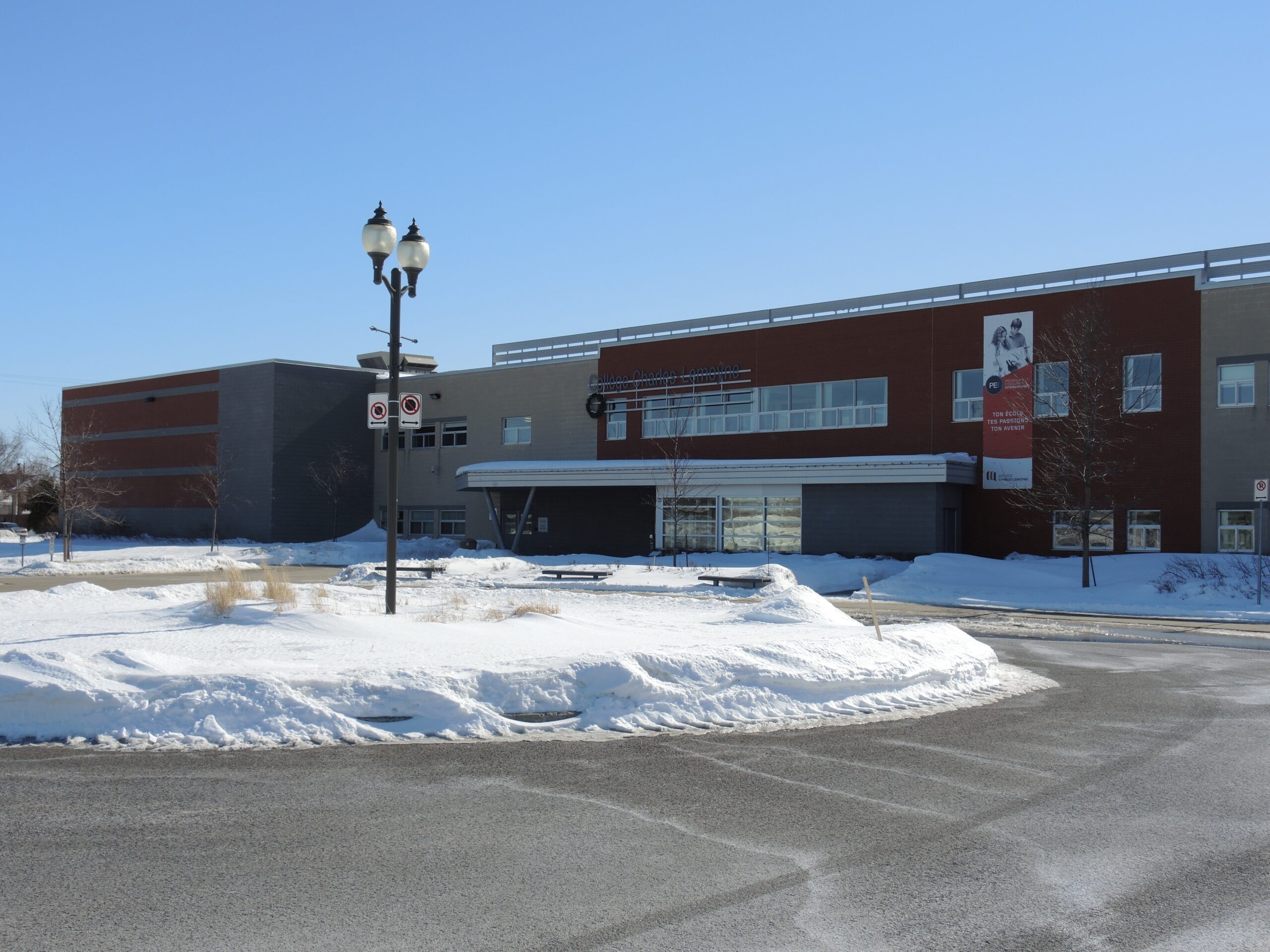 Collège Charles-Lemoyne à Sainte-Catherine : interdit de s’arrêter dans un secteur