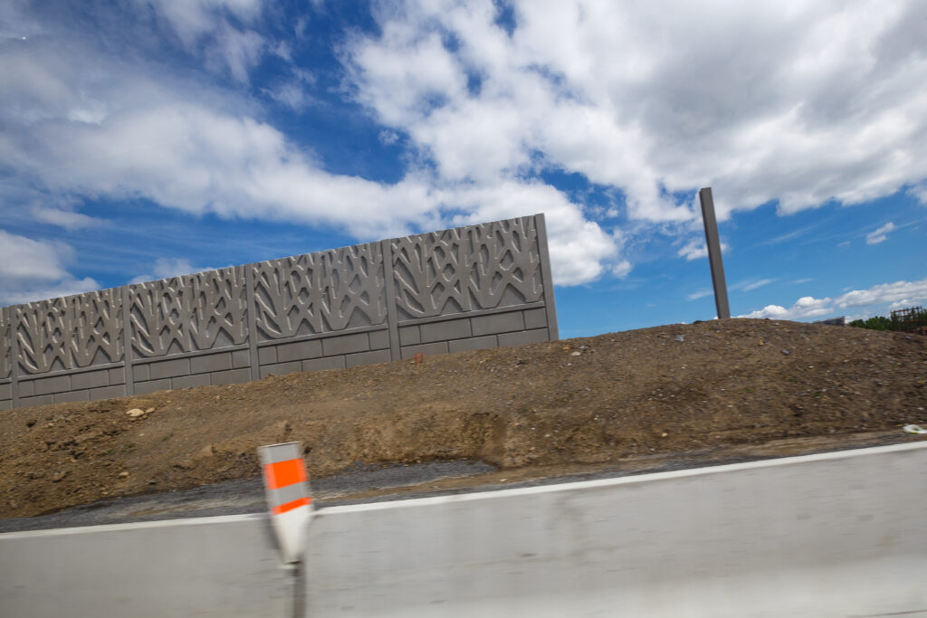 Un radar photo mobile à la hauteur des travaux du mur antibruit à Saint-Constant