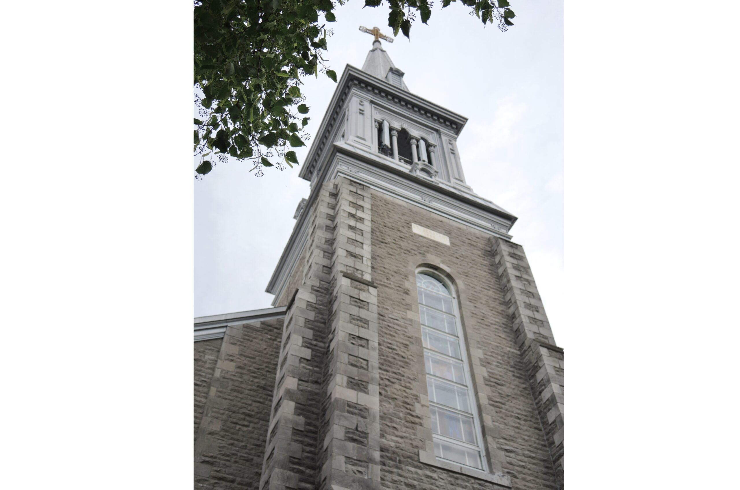 COVID-19: l’Église catholique annule ses messes