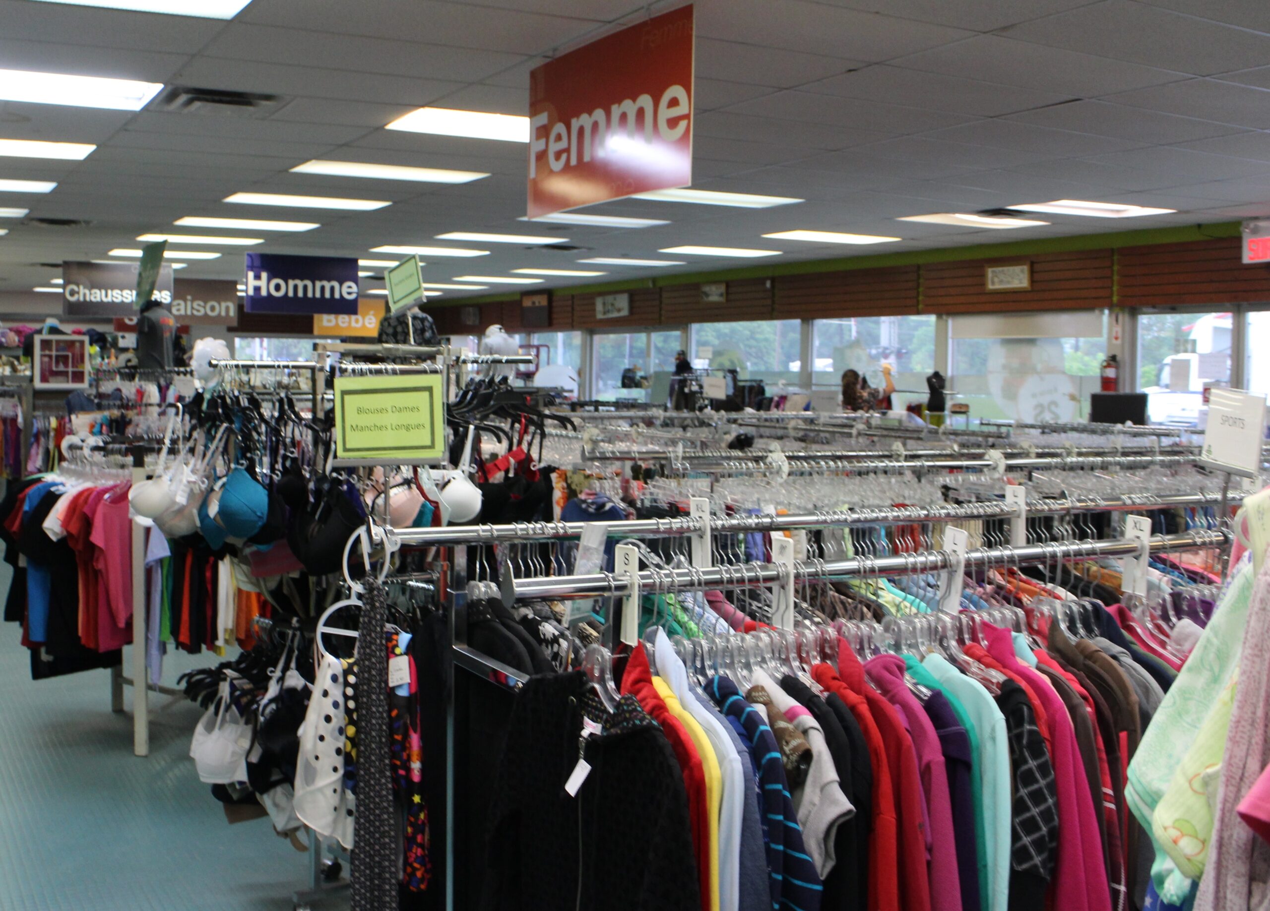 Le Complexe le partage ferme ses friperies, mais maintient l’aide alimentaire