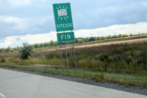 Surveillance par radar photo mobile près du chantier du Réseau express métropolitain