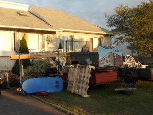 Un terrain jonché d’objets fait sourciller les voisins