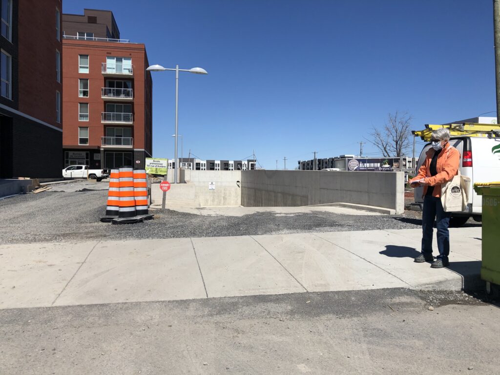 VIDÉO – Une résidente du Square Candiac dénonce la configuration de son entrée