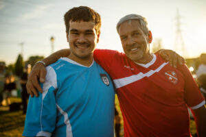 Des athlètes spéciaux contre des élus : le match de soccer de l&rsquo;inclusion