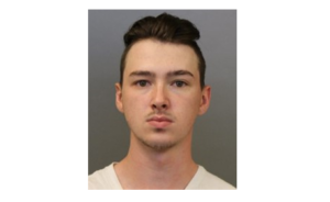 La police recherche un suspect pour possession de stupéfiants