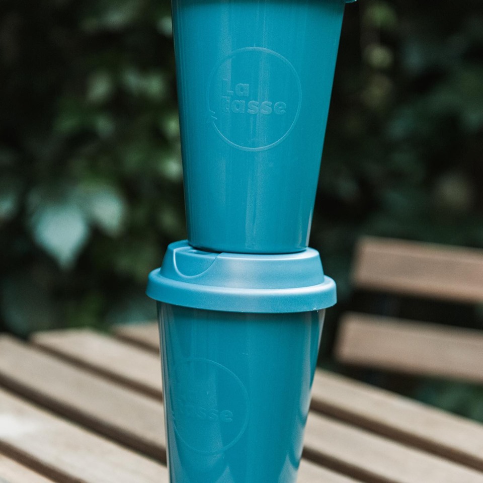 Deux commerces de La Prairie encouragent les tasses recyclables