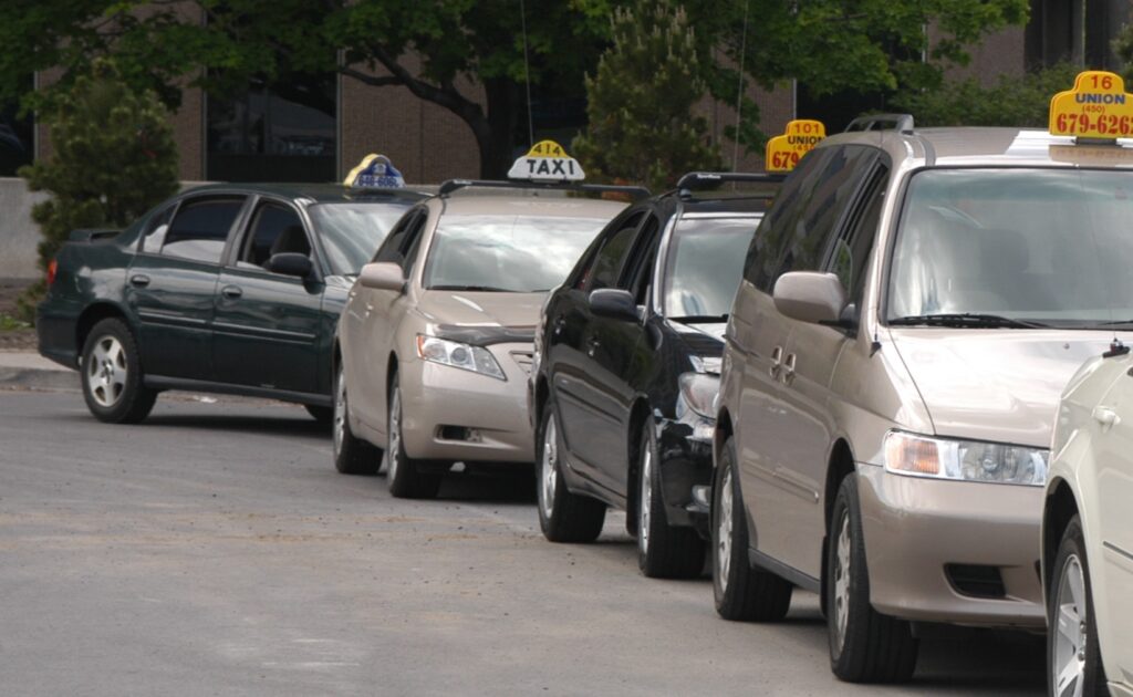 On lui refuse un taxi pour se rendre à son test de la COVID-19