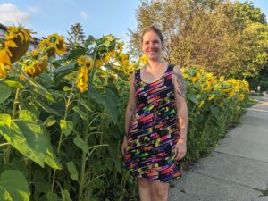 VIDÉOS – Une Laprairienne forcée de retirer tous ses tournesols sur l’emprise municipale