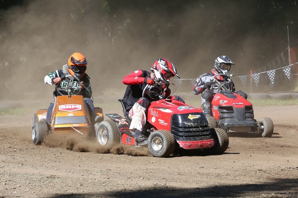 Une course de tracteurs à gazon !