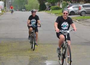 Des grands-parents relèvent le défi d’un premier triathlon