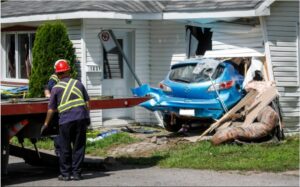 La voiture encastrée à Léry sortie de sa fâcheuse position