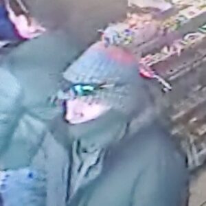 Il vole des canettes Poppers et assène un coup de poing au propriétaire du dépanneur