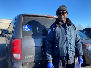 VIDÉO – Un chauffeur de taxi adapté accuse un policier de racisme