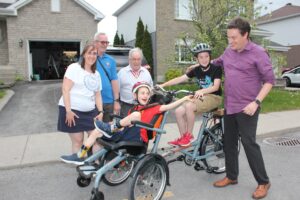 VIDÉO – Un vélo adapté fait le bonheur d’un jeune Laprairien