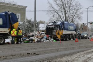 VIDÉO – Un camion-benne laisse tomber ses déchets à Saint-Constant
