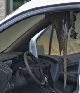 Possible bris électrique : l&rsquo;intérieur d&rsquo;une voiture fond à Delson