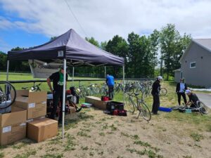 Des travailleurs étrangers reçoivent des vélos