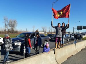 VIDÉO -Manifestation roulante et accès au pont Mercier bloqué temporairement à Kahnawake