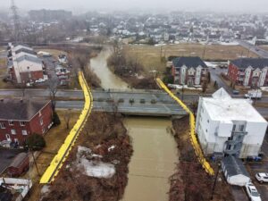 VIDÉO – Verglas: les pompiers à pied d’œuvre pour aider les citoyens