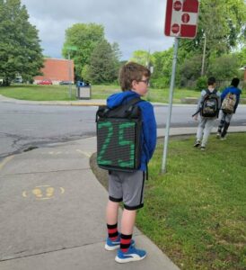 Des radars vivants devant une école