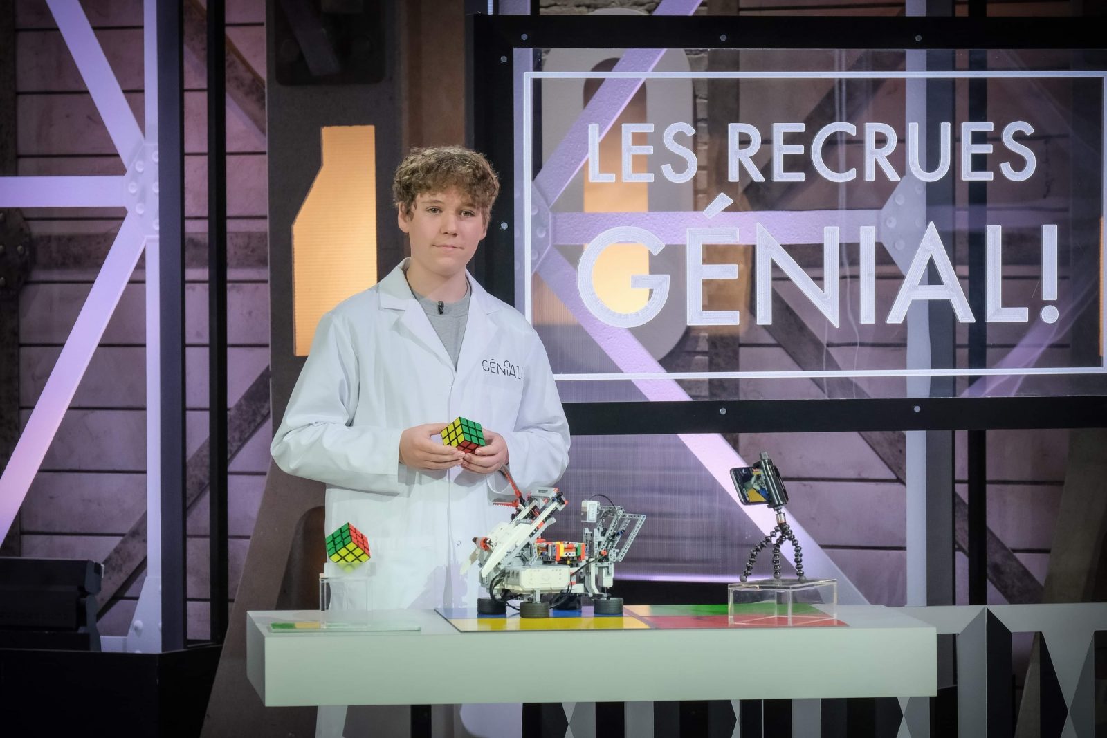 Un jeune inventeur présente son projet à l’émission Génial!