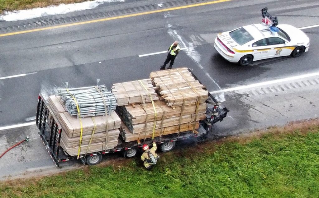 VIDÉO – Un camion prend feu sur l’autoroute 30 à Saint-Constant