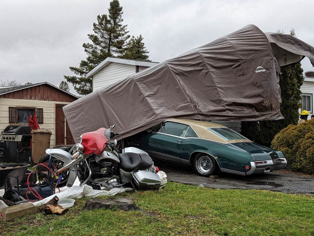 VIDÉO – Les forts vents font des ravages dans la région