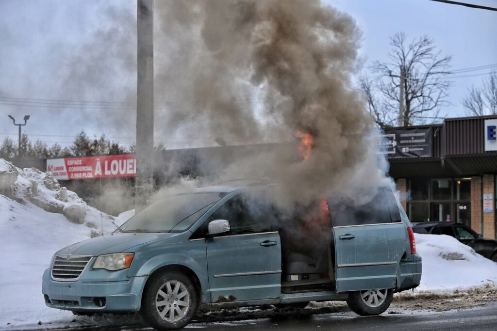 VIDÉO – Véhicule en flammes à Delson