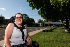 Soulagée d’avoir trouvé un logement