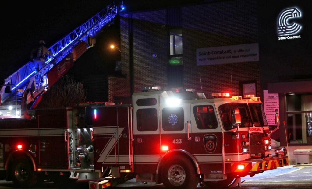 VIDÉO – Les pompiers déployés à l’hôtel de ville de Saint-Constant