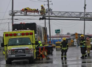 VIDÉO – Un travailleur coincé sur un camion à Delson